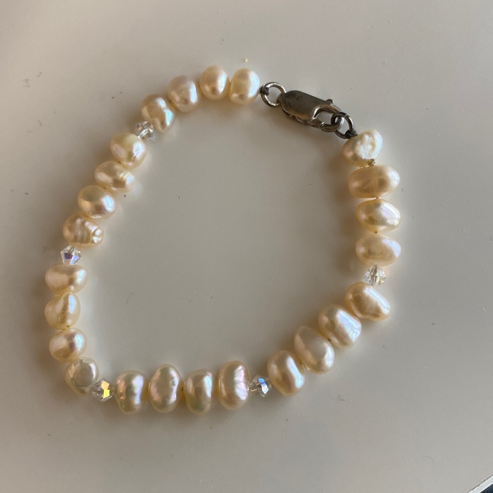 Costume pearl and rhinestone bracelet with closure